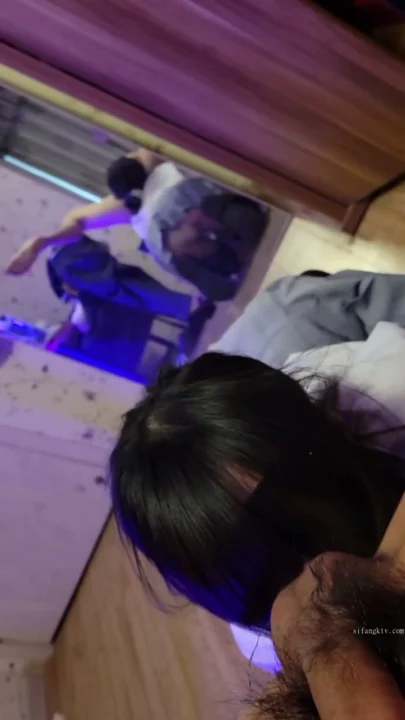Screenshot 2 from 보라색 조명 속 블라인드폴드 스쿨걸 BDSM — 일본식 POV 크림파이