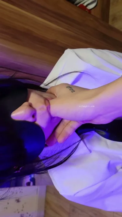 Screenshot 4 from 보라색 조명 속 블라인드폴드 스쿨걸 BDSM — 일본식 POV 크림파이