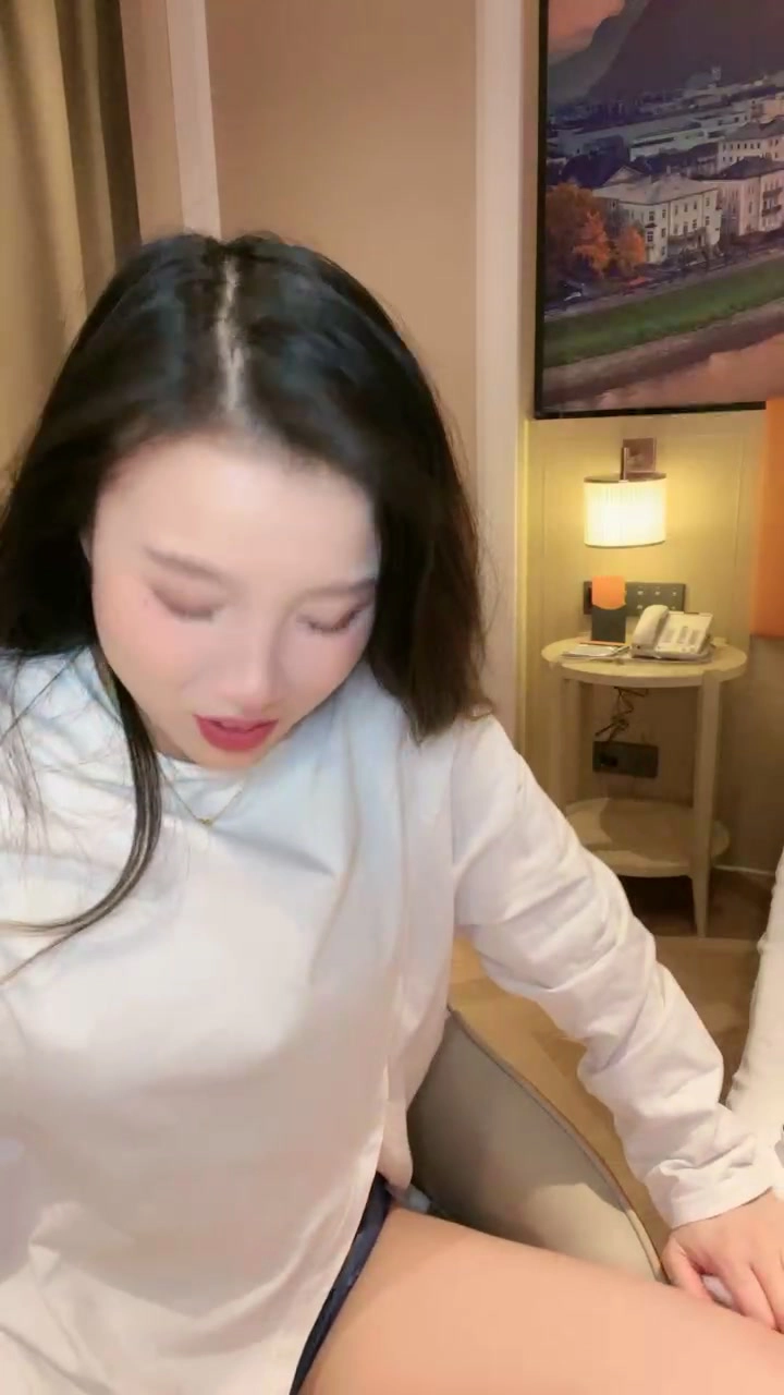Play video: 호텔에서 얼굴 공개 미녀와 하는 일본식 POV 크림파이 [FC2-PPV-66537]