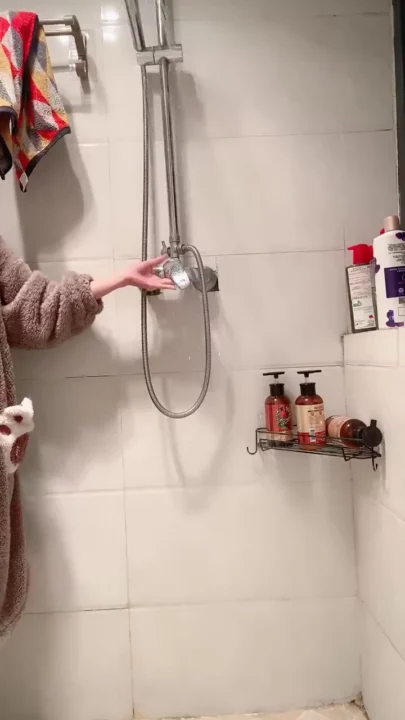 Screenshot 5 aus Japanische POV Creampie — Kleine Schönheit in Dessous und Badezimmer