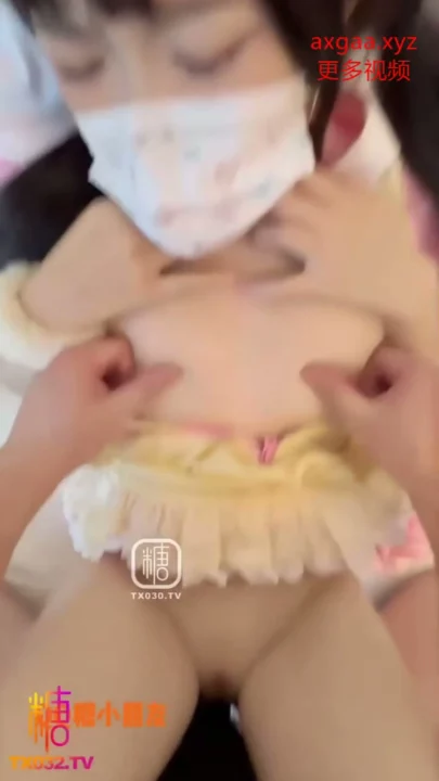 Japanische POV Creampie — Petite Coco im gelben Kleid mit Zöpfen