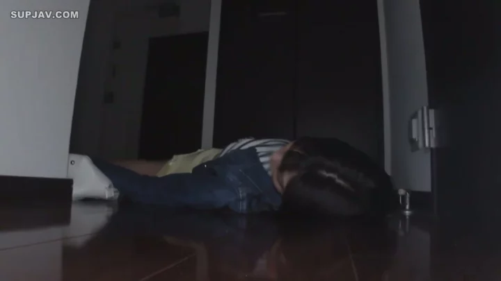 Screenshot 2 aus Japanische POV Creampie — Kleine MILF wird hart im Hotel gefickt und geknebelt
