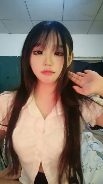 Une Japonaise en POV JAV — Une amateur mince aux petits seins modestes se déshabille et joue avec sa chatte