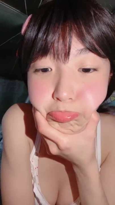 Screenshot 3 aus Japanische POV: Petite Asiatin in Dessous verführt dich im Bett mit heißem Tease