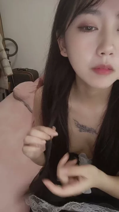 Screenshot 13 from Ama de llaves japonesa en primera persona tejiendo con medias negras y ropa interior mostrando su cara
