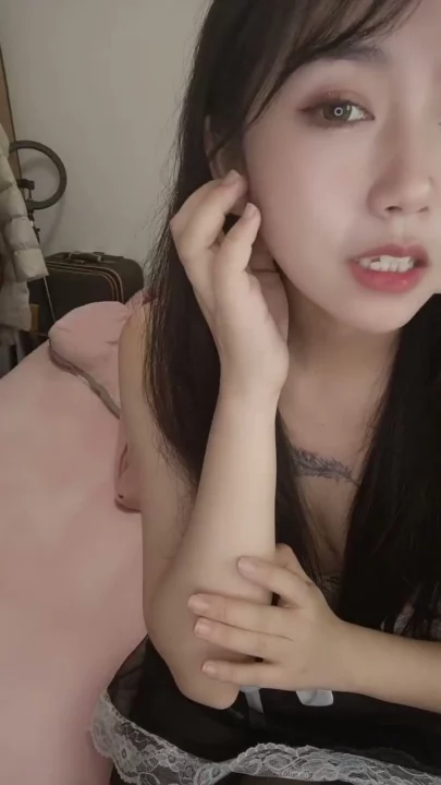 Screenshot 14 from Ama de llaves japonesa en primera persona tejiendo con medias negras y ropa interior mostrando su cara