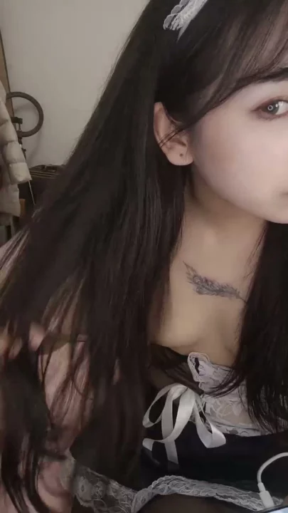 Screenshot 15 from Ama de llaves japonesa en primera persona tejiendo con medias negras y ropa interior mostrando su cara