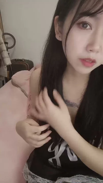 Screenshot 16 from Ama de llaves japonesa en primera persona tejiendo con medias negras y ropa interior mostrando su cara