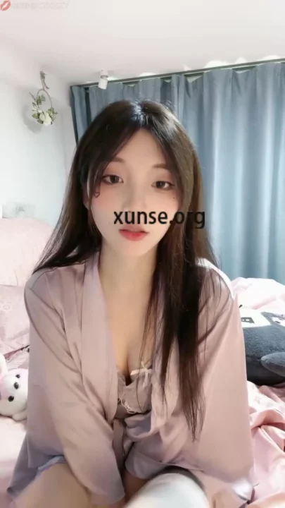 Screenshot 11 aus Japanische POV Masturbation — Kleine Schönheit fingert ihre nasse Muschi in Dessous