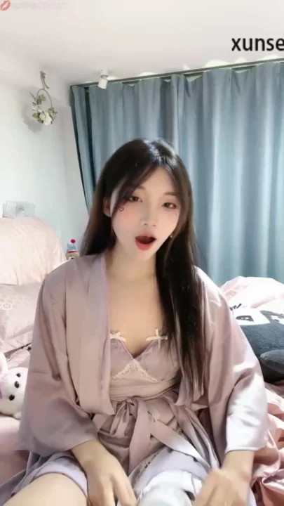 Screenshot 13 aus Japanische POV Masturbation — Kleine Schönheit fingert ihre nasse Muschi in Dessous