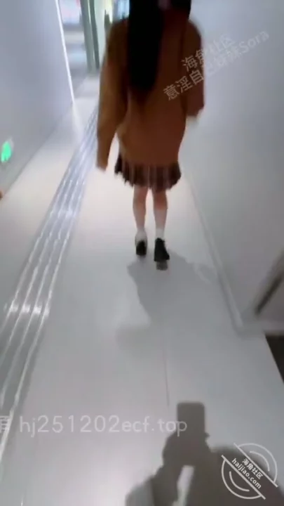 Screenshot 14 aus Japanische POV Schulmädchen-Uniform Tease — Livestream Masturbation im Badezimmer