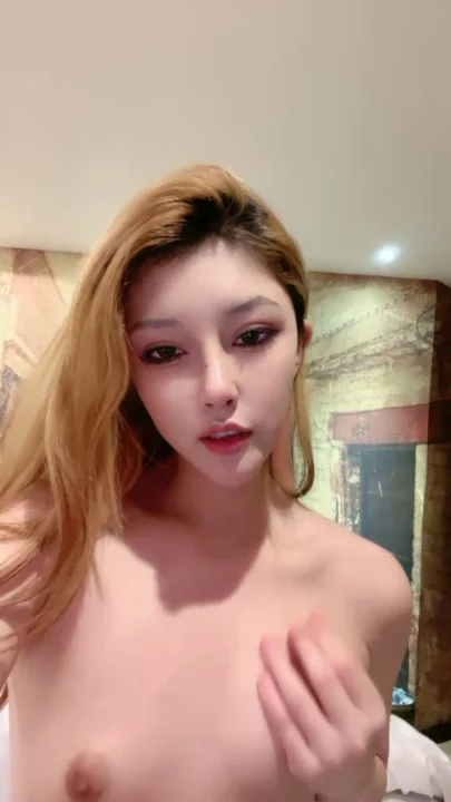 Belle Asiatique aux cheveux blonds avec gode rose — Version non censurée à la première personne