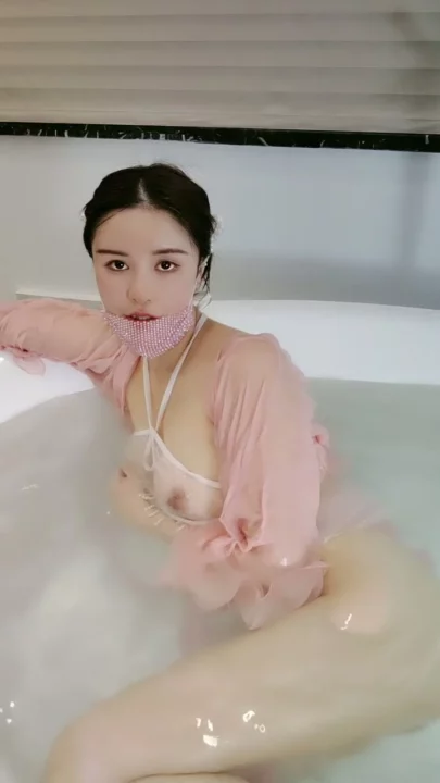 Screenshot 8 from 日本无码第一视角 — 大胸业余女在酒店浴缸自慰 [FC2-PPV-67694]