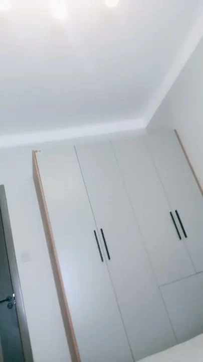 Screenshot 9 aus Japanisches POV unzensiert — Dildo-Reiten mit Partner außerhalb des Bildes im Schlafzimmer