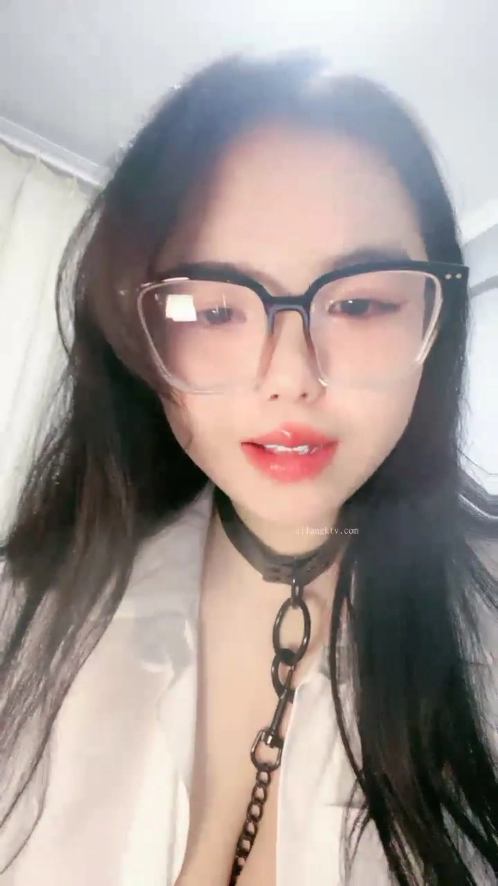 Play video: POV Jepang Tanpa Sensor — Lele Crot Dalam Pakai Kacamata dan Choker