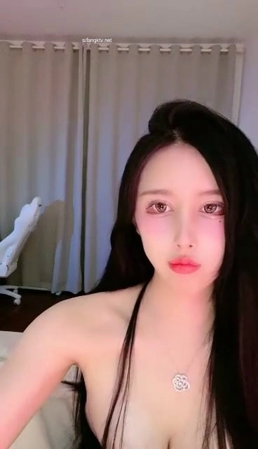 Screenshot 12 from 日本无码第一视角 — 穿着内衣和丝袜与场外伴侣的亲密时刻