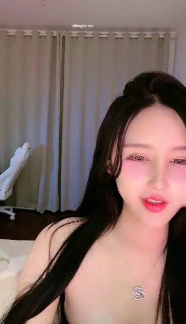 Screenshot 13 from 日本无码第一视角 — 穿着内衣和丝袜与场外伴侣的亲密时刻