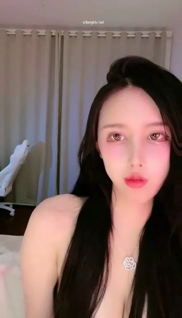Screenshot 14 from 日本无码第一视角 — 穿着内衣和丝袜与场外伴侣的亲密时刻
