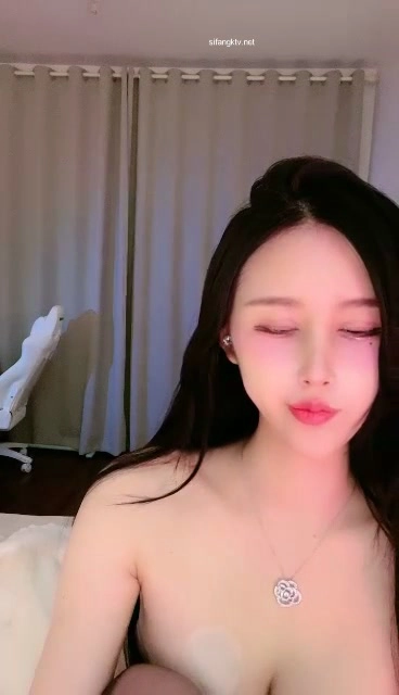 Screenshot 15 from 日本无码第一视角 — 穿着内衣和丝袜与场外伴侣的亲密时刻