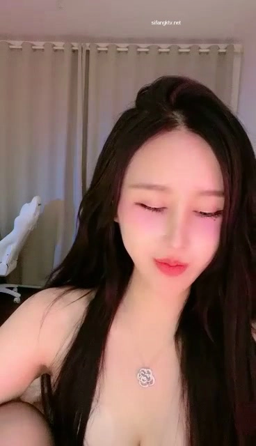 Screenshot 16 from 日本无码第一视角 — 穿着内衣和丝袜与场外伴侣的亲密时刻