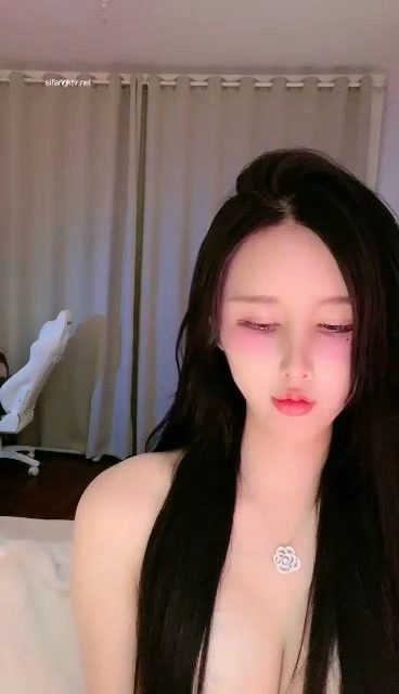 Screenshot 9 from 日本无码第一视角 — 穿着内衣和丝袜与场外伴侣的亲密时刻