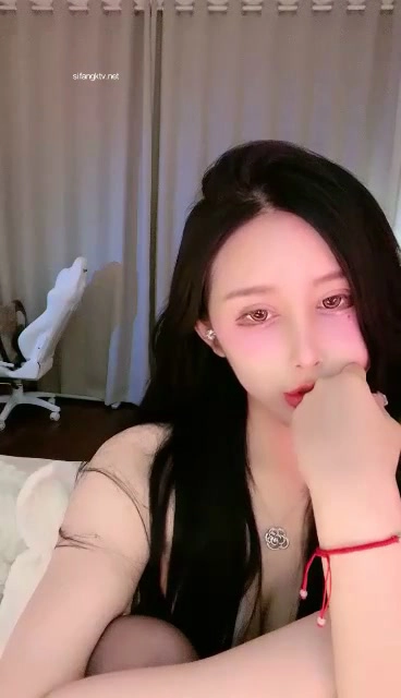 Screenshot 10 from 日本无码第一视角 — 穿着内衣和丝袜与场外伴侣的亲密时刻