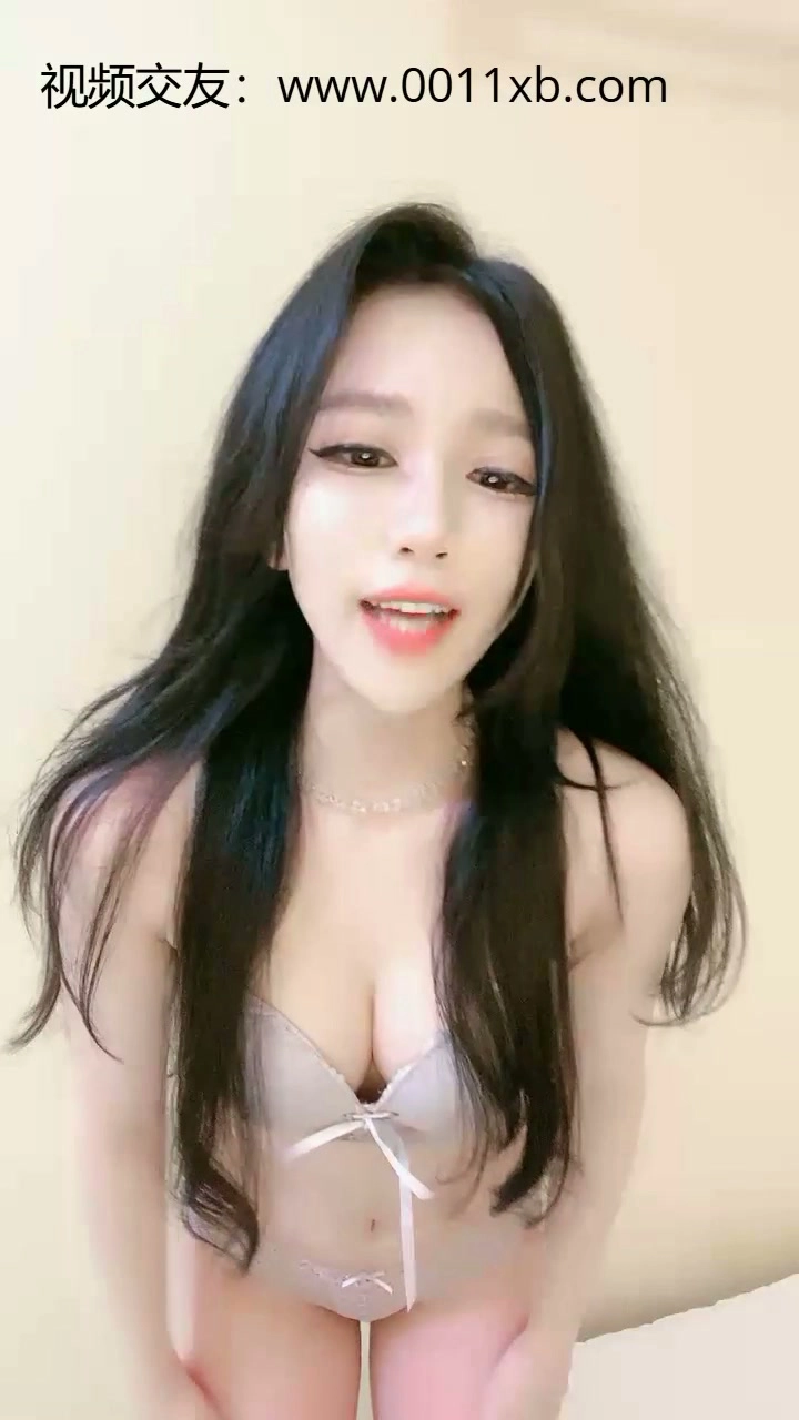 Play video: Lin en lingerie fine se caresse dans sa chambre — version non censurée !