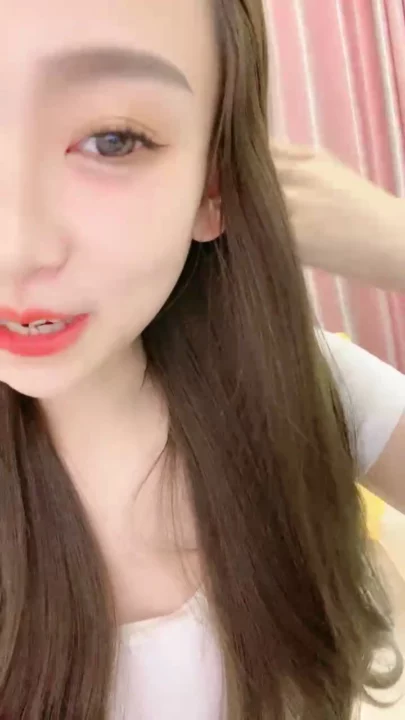 2번 스크린샷, 일본 POV 무삭제 — 작고 귀여운 나나, 침대에서 분홍 딜도로 달콤한 자위에서 캡처됨