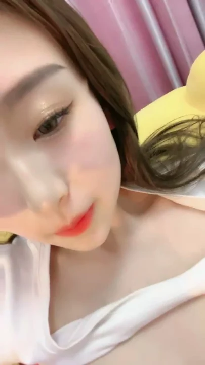 12번 스크린샷, 일본 POV 무삭제 — 작고 귀여운 나나, 침대에서 분홍 딜도로 달콤한 자위에서 캡처됨