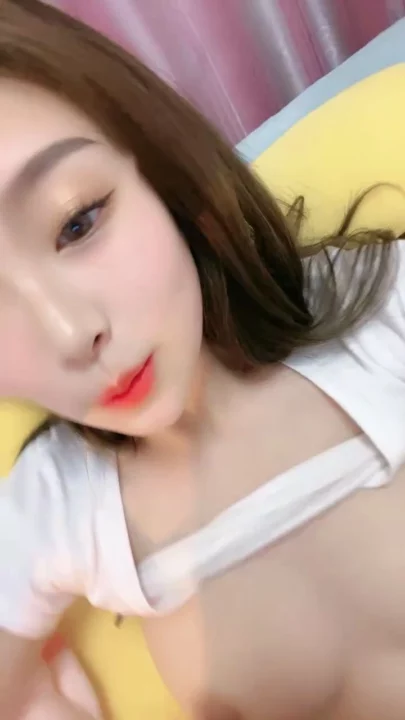 14번 스크린샷, 일본 POV 무삭제 — 작고 귀여운 나나, 침대에서 분홍 딜도로 달콤한 자위에서 캡처됨