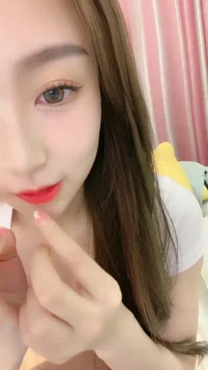 4번 스크린샷, 일본 POV 무삭제 — 작고 귀여운 나나, 침대에서 분홍 딜도로 달콤한 자위에서 캡처됨