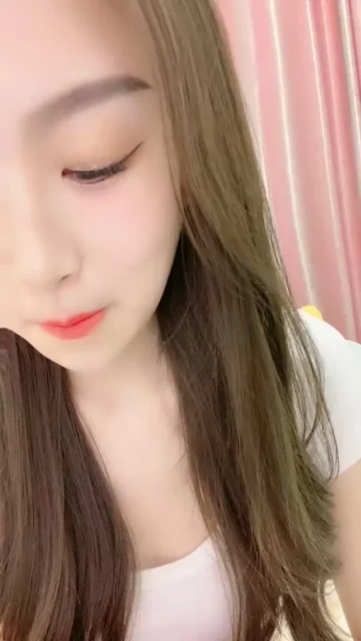 5번 스크린샷, 일본 POV 무삭제 — 작고 귀여운 나나, 침대에서 분홍 딜도로 달콤한 자위에서 캡처됨