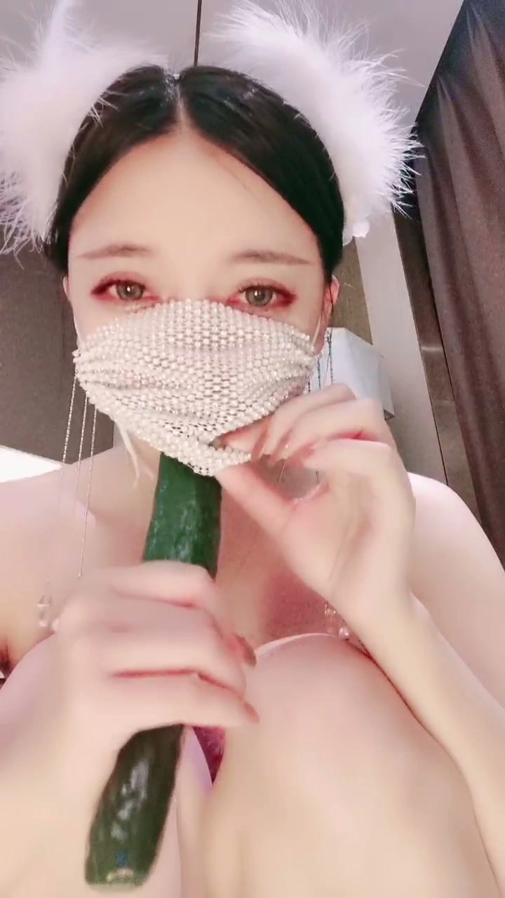 Play video: Japanese POV Uncensored — Qianqian’s Masked Masturbation with Cucumber and Toys