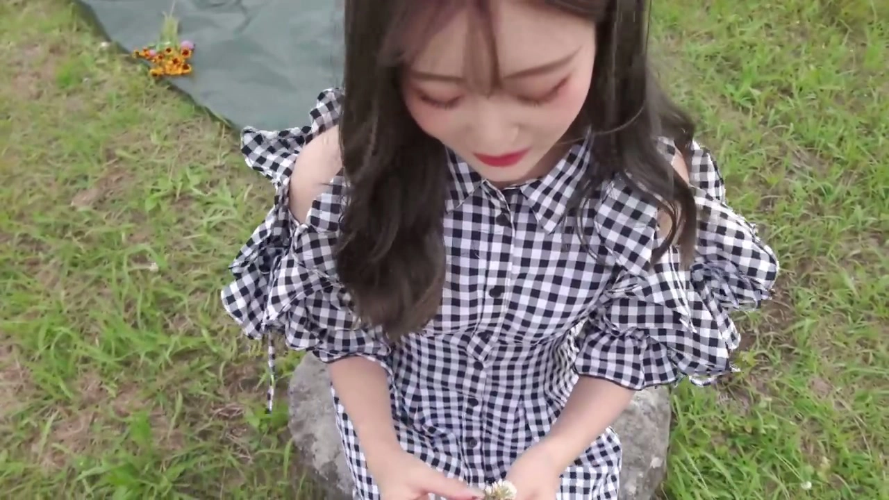 Video abspielen: Japanische POV unzensiert — Schüchterne Schönheit wird hart im Gras gefickt
