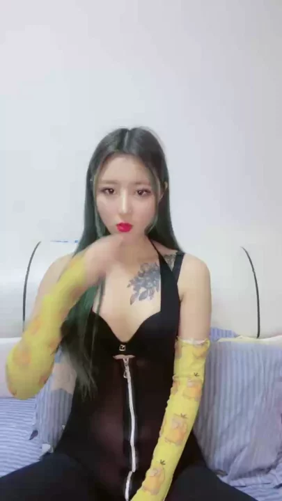 Screenshot 2 from 日本第一视角无码 — 纹身美女穿紧身衣和卡通护臂