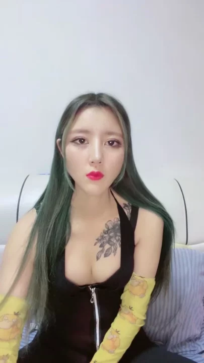 Screenshot 3 from 日本第一视角无码 — 纹身美女穿紧身衣和卡通护臂
