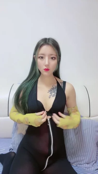 Screenshot 4 from 日本第一视角无码 — 纹身美女穿紧身衣和卡通护臂
