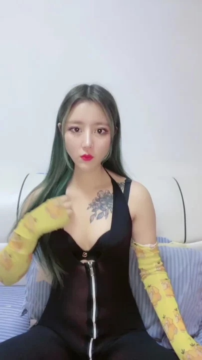 Screenshot 1 from 日本第一视角无码 — 纹身美女穿紧身衣和卡通护臂