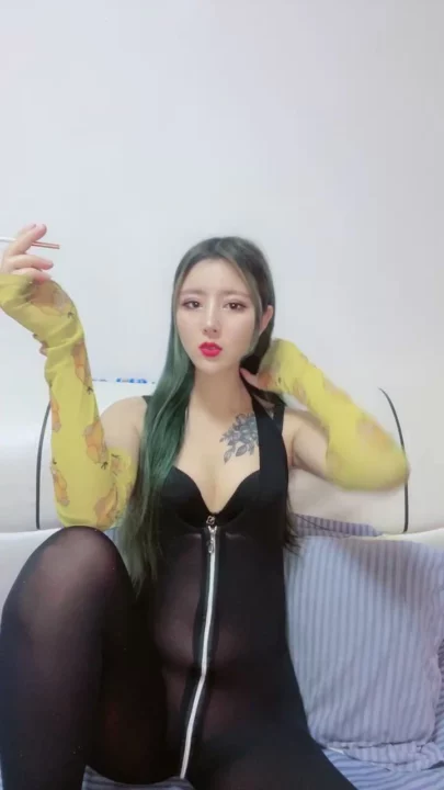 Screenshot 6 from 日本第一视角无码 — 纹身美女穿紧身衣和卡通护臂