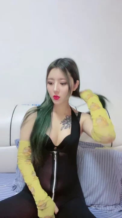 Screenshot 7 from 日本第一视角无码 — 纹身美女穿紧身衣和卡通护臂