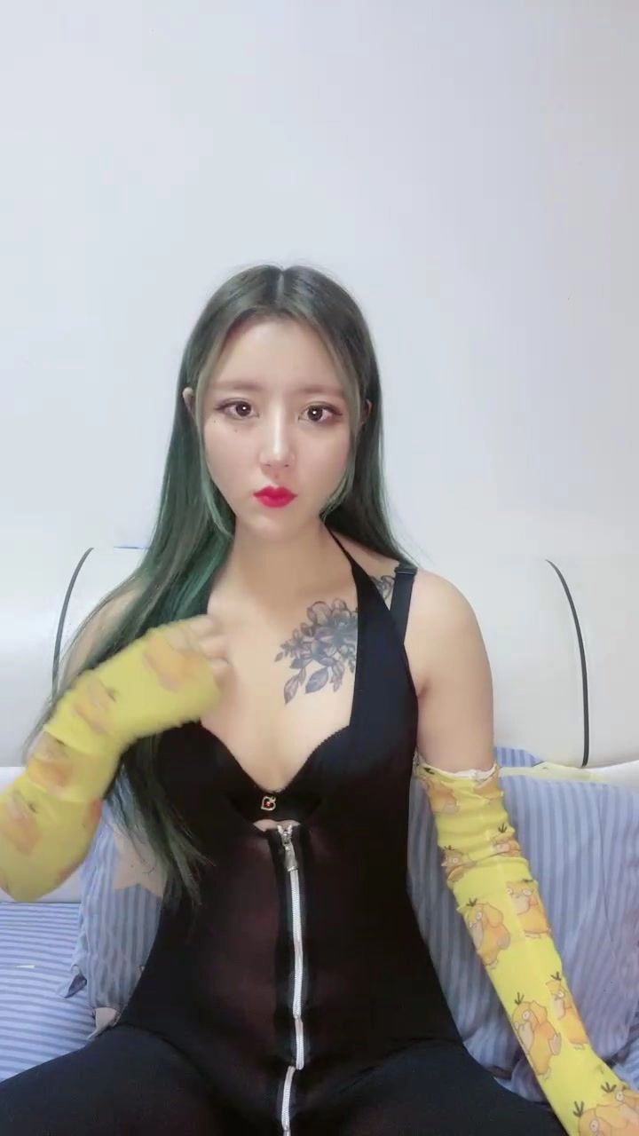 Play video: 日本第一视角无码 — 纹身美女穿紧身衣和卡通护臂