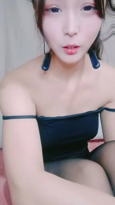 Screenshot 4 from Japanese POV Uncensored — Xinyi’s Face-Shown Creampie in Lingerie and Stockings