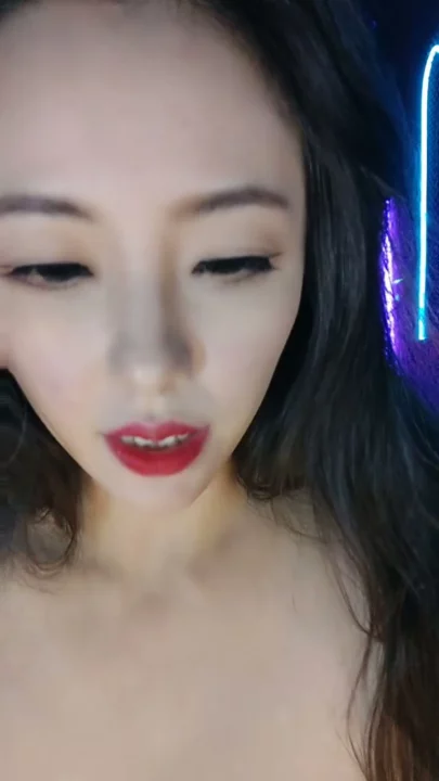Screenshot 2 aus Japanische POV unzensiert — Yaoyao fingert sich im Dessous und Strümpfen