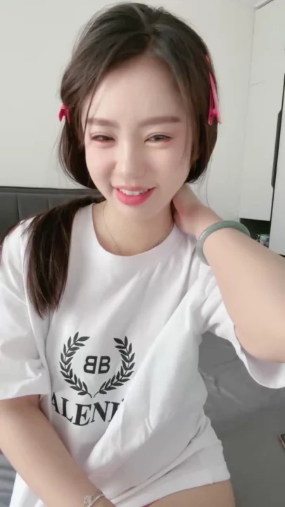 Japanese POV Uncensored — Yiyi’s Amateur Bedroom Encounter with Off-Frame Partner