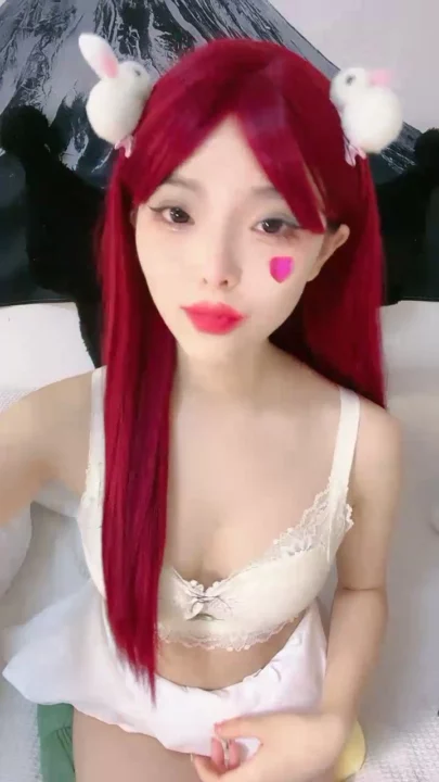 2번 스크린샷, Japanese POV Uncensored — Yiyi’s Red Wig Amateur Bedroom Scene에서 캡처됨