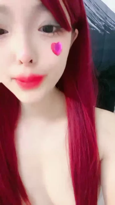 12번 스크린샷, Japanese POV Uncensored — Yiyi’s Red Wig Amateur Bedroom Scene에서 캡처됨