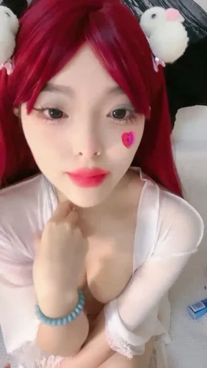 4번 스크린샷, Japanese POV Uncensored — Yiyi’s Red Wig Amateur Bedroom Scene에서 캡처됨