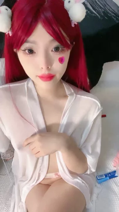 5번 스크린샷, Japanese POV Uncensored — Yiyi’s Red Wig Amateur Bedroom Scene에서 캡처됨