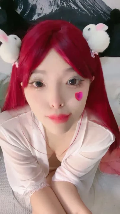 8번 스크린샷, Japanese POV Uncensored — Yiyi’s Red Wig Amateur Bedroom Scene에서 캡처됨