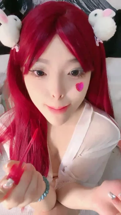 9번 스크린샷, Japanese POV Uncensored — Yiyi’s Red Wig Amateur Bedroom Scene에서 캡처됨